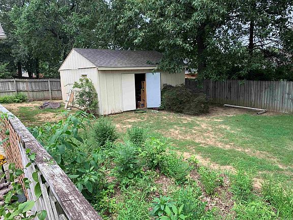 4th image of 614 Live Oak Dr