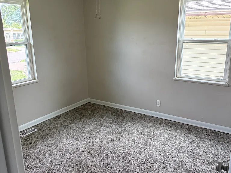 1209 Monroe Dr — Photo 2