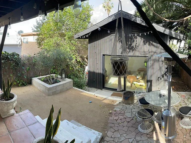 1086 W Edgeware Rd — Photo 3