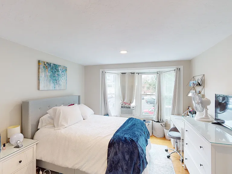 324 W 3rd St #2 — Photo 17