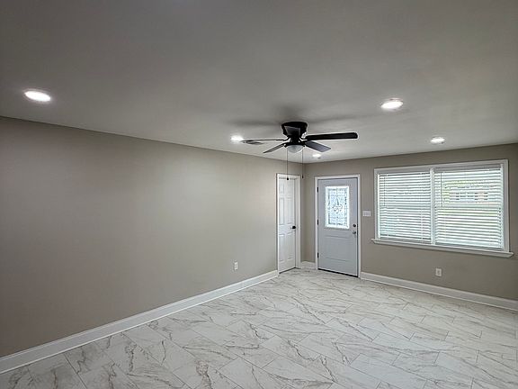 3rd image of 365 Hickory Dr