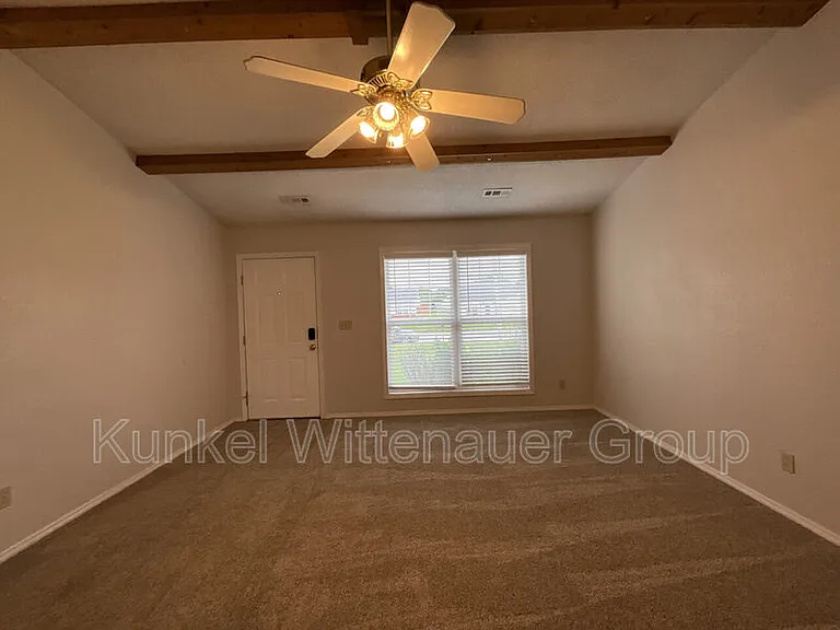 932 Evan Dr — Photo 4