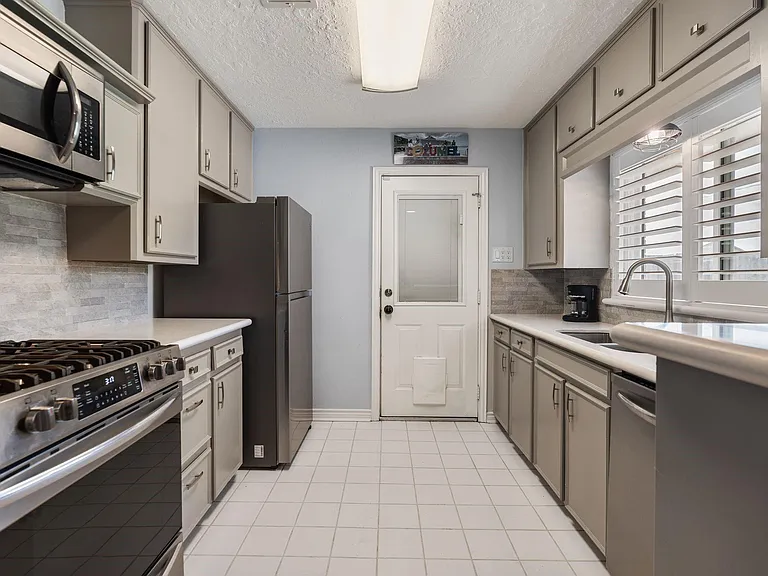 1214 W 31st St — Photo 13