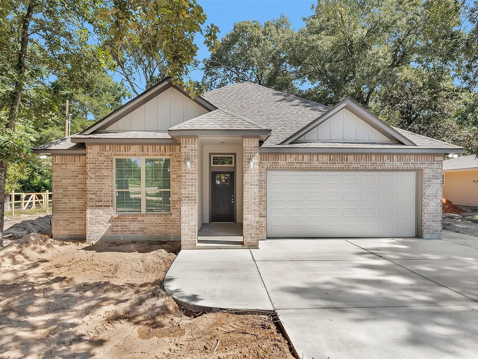 3 bed, 2.0 bath, 1586 sqft, $2,000 — Photo 2