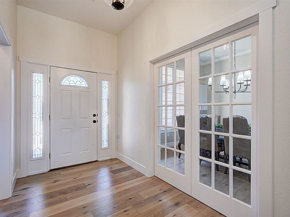 4th image of 922 S West Oaks St