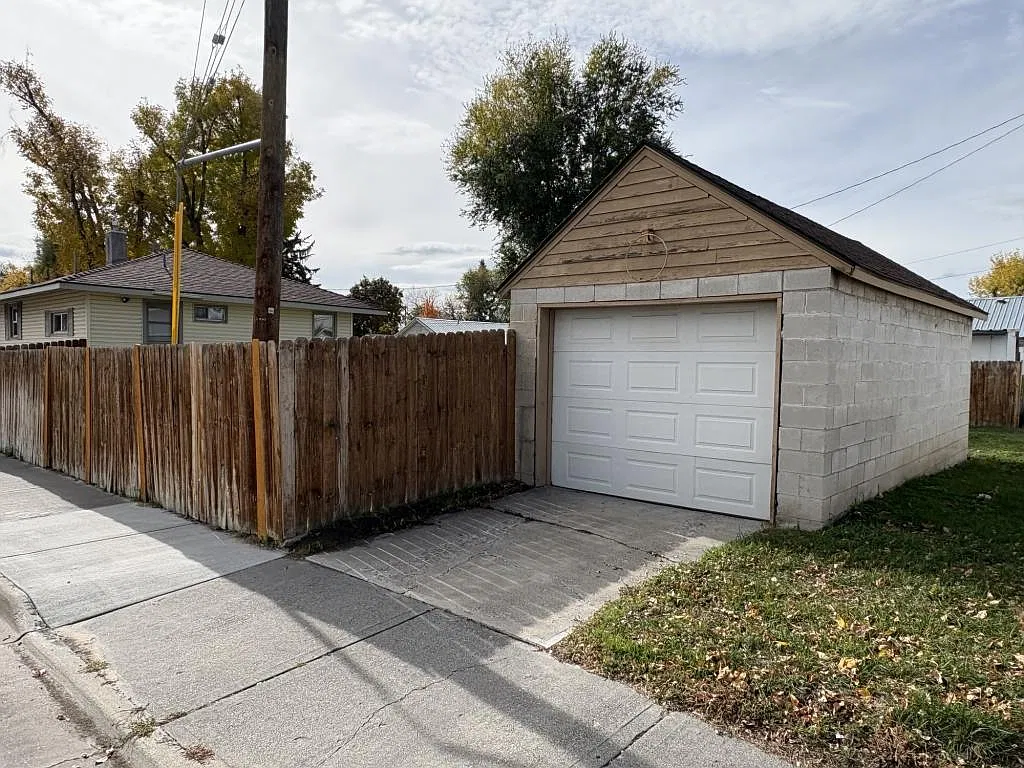 595 Gladstone St — Photo 3