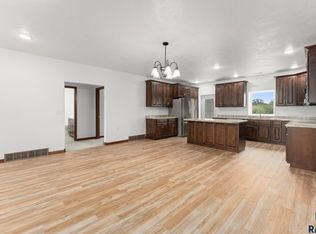 963 Thomas Dr, Centerville, SD 57014