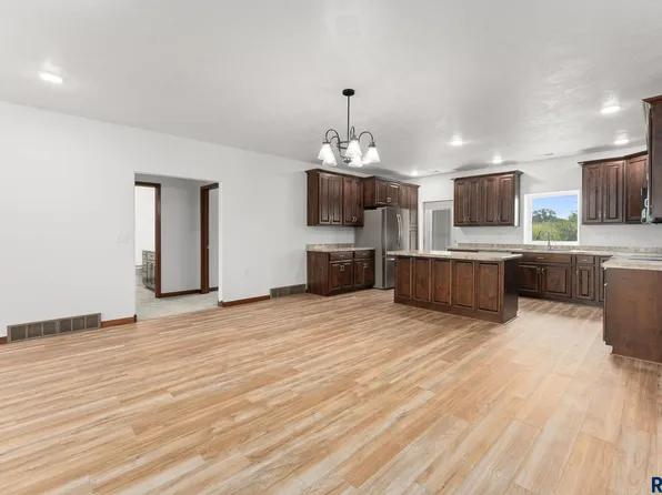 963 Thomas Dr, Centerville, SD 57014