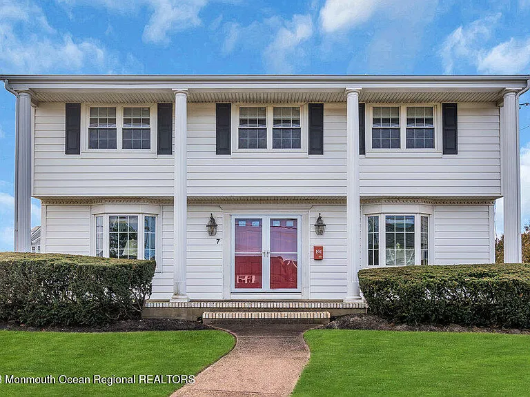 7 Howell Ave — Photo 1