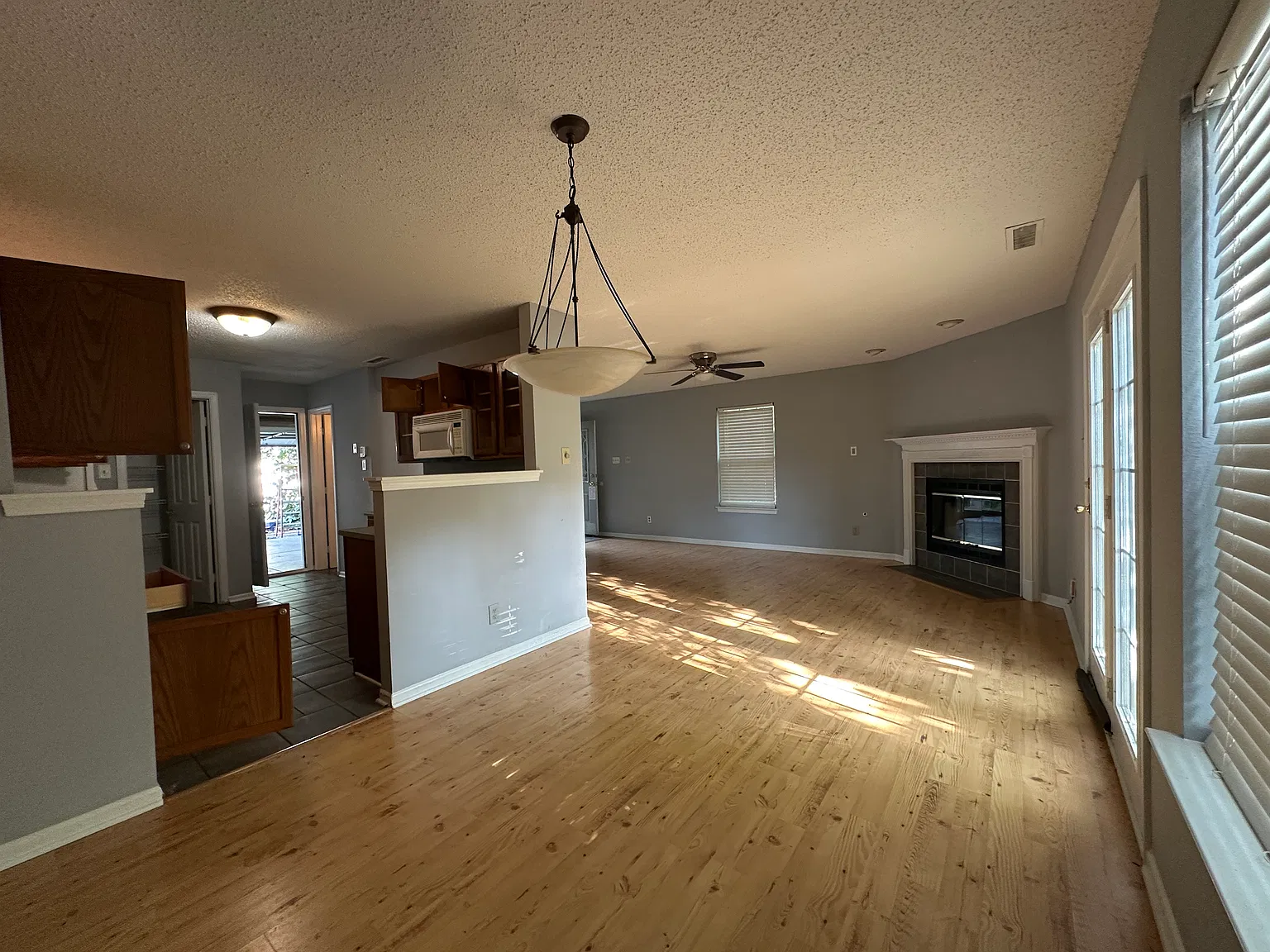 3 bed, 2.5 bath, 1606 sqft, $1,795 — Photo 4