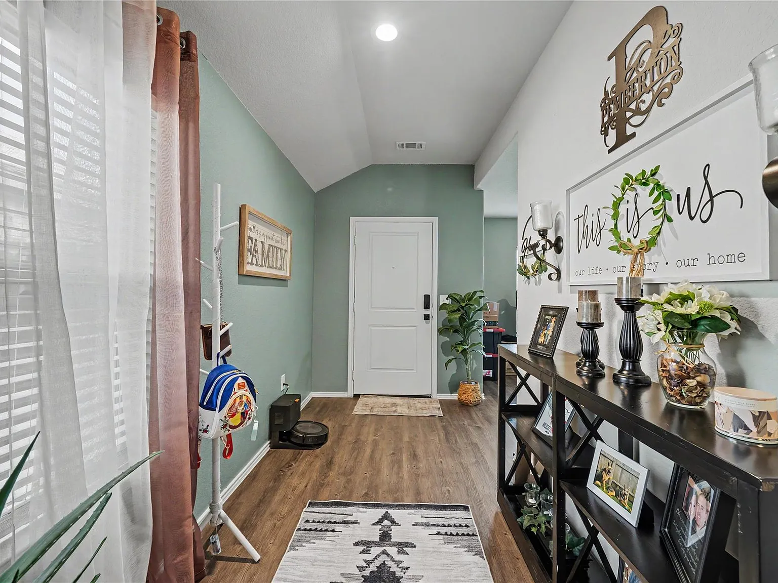 4 bed, 2.5 bath, 2404 sqft, $2,250 — Photo 4