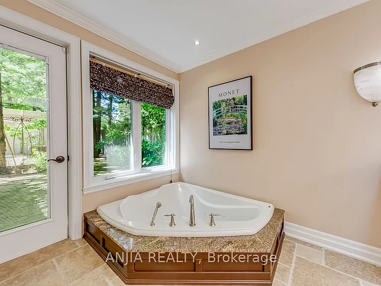 2419 Lionheart Cres — Photo 17