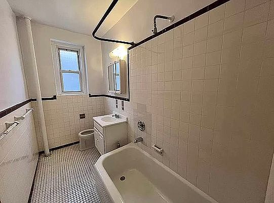 5th image of 65-51 Saunders St #5E