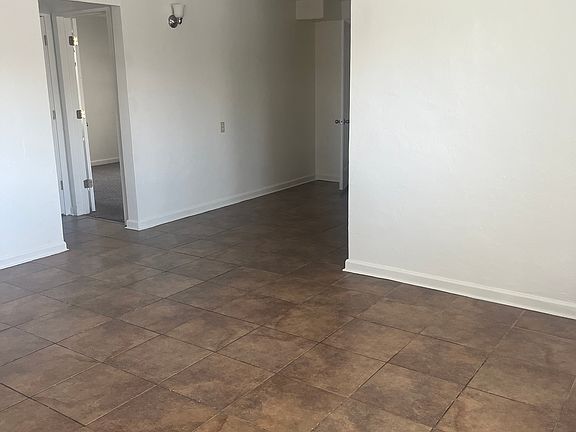 4th image of 2802 N Flanwill Blvd