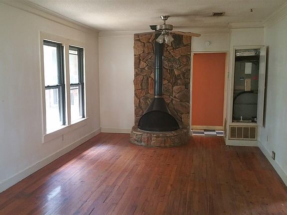 4th image of 2223 Lindmont Ave