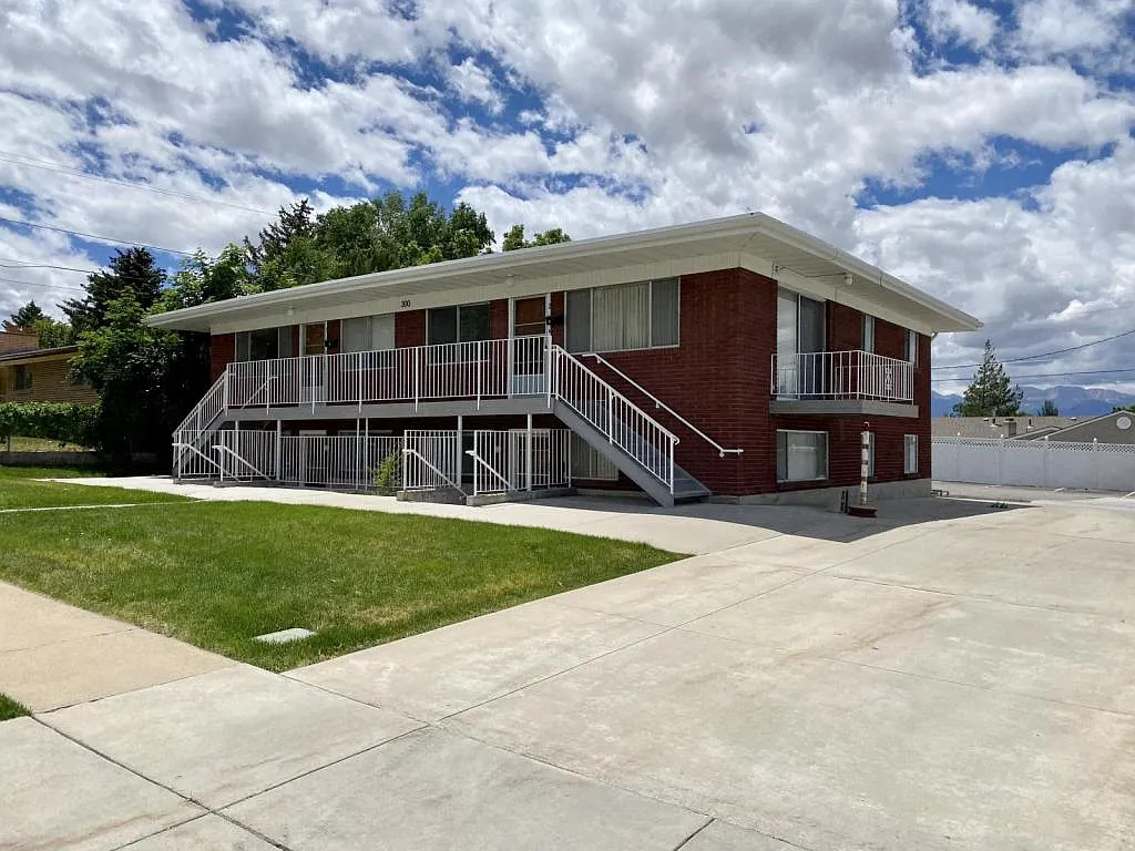 300 S Fairlane Dr Unit 1 — Photo 2