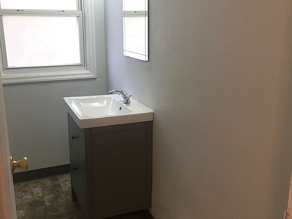 3rd image of 15809-15817 NE Glisan St
