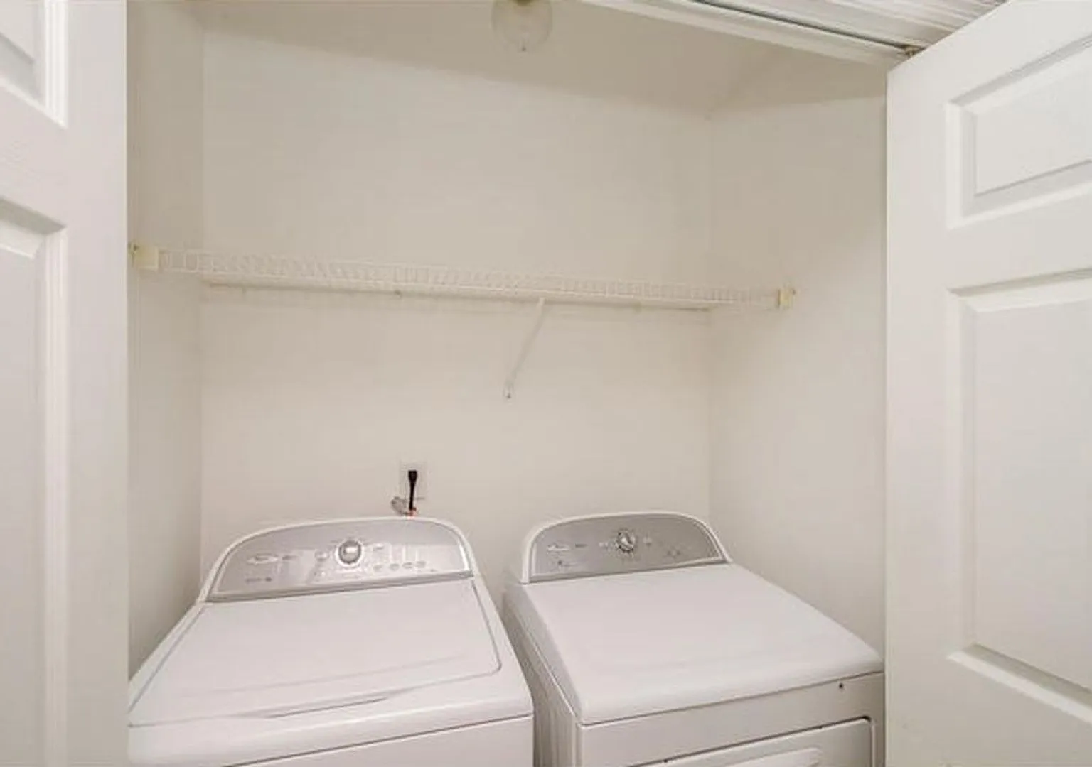 3 Bed/3Bath Centrally located — Photo 3
