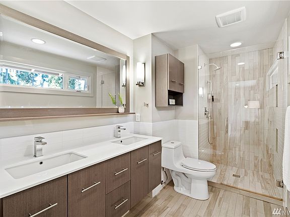 3rd image of 1301 176th Ave NE