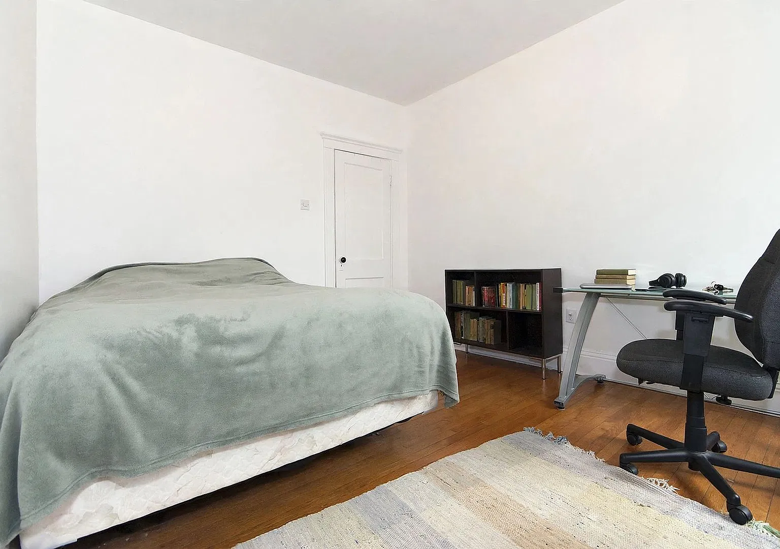 Get a $1,000 Utility Rebate this month! Fantastic Spacious Apt w Ht/HW Included in Rent! — Photo 4