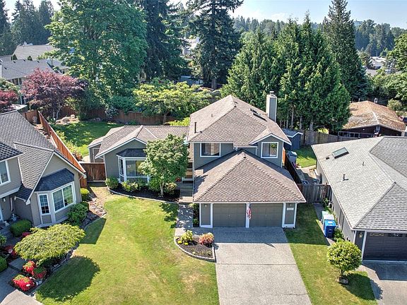 Welcome to this updated home in Summerwind community in Renton Highland. 4 bed, 2.75 bath.>