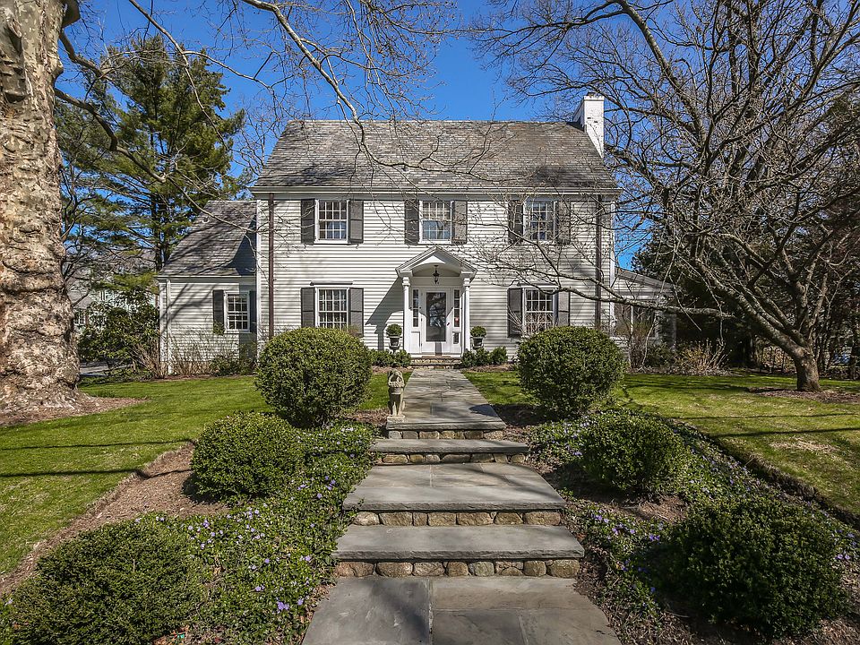 Elegant Sun-filled 5 Bedroom Colonial