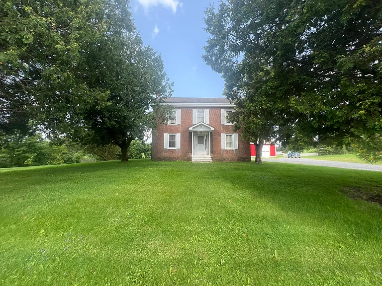 38 Upper Main St — Photo 2