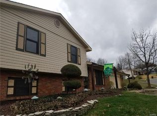 2 Greenfield Dr, Saint Peters, MO