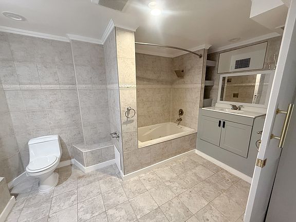 5th image of 304 Washington Ave APT 2