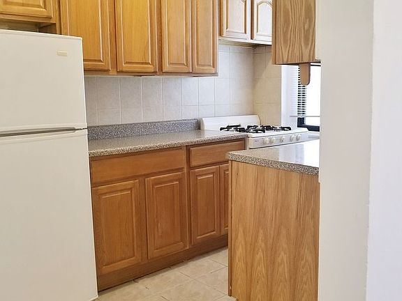 4th image of 2168 35th St APT 1B