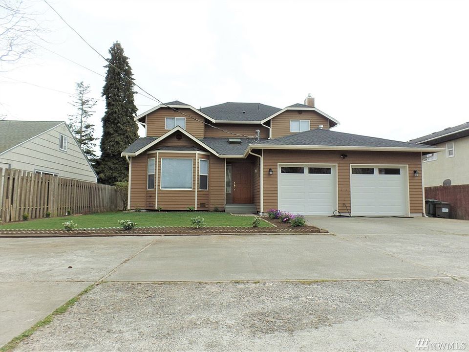 Front view of your home with good-sized front yard. Can be parked over 10 vehicle!