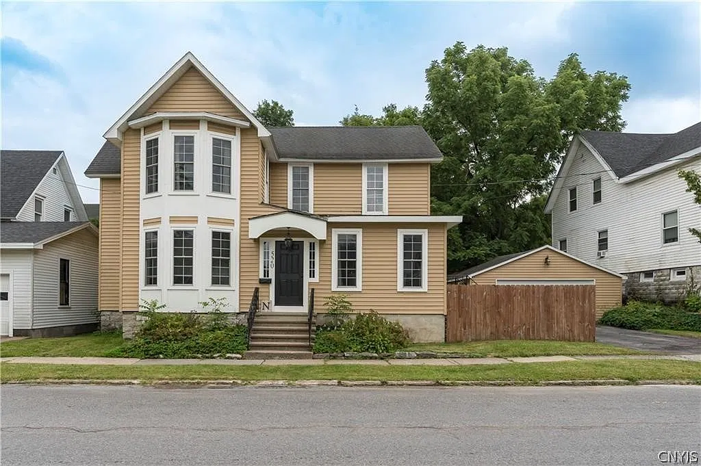 3 bed, 2.5 bath, 2040 sqft, $2,400 — Photo 1