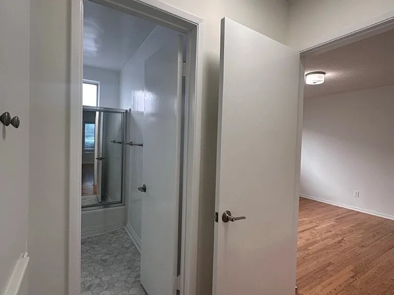 1219 Barry Ave #2 — Photo 13