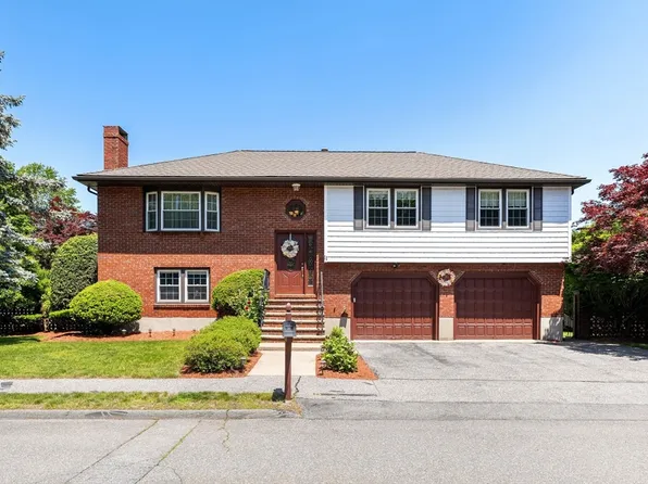 11 Sparhawk Cir, Stoneham, MA 02180