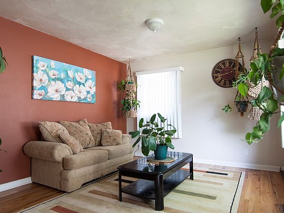 3rd image of 1041 Vine Ave