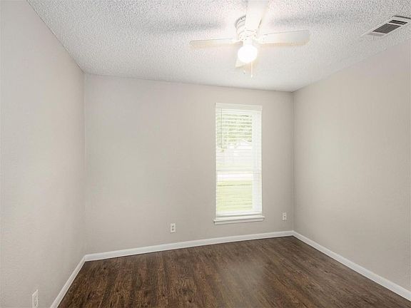 3rd image of 20119 Fox Glen Ln