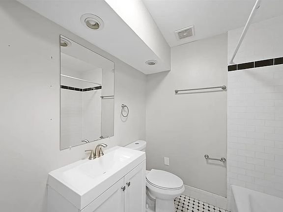 4th image of 2325 W North Ave APT 3R