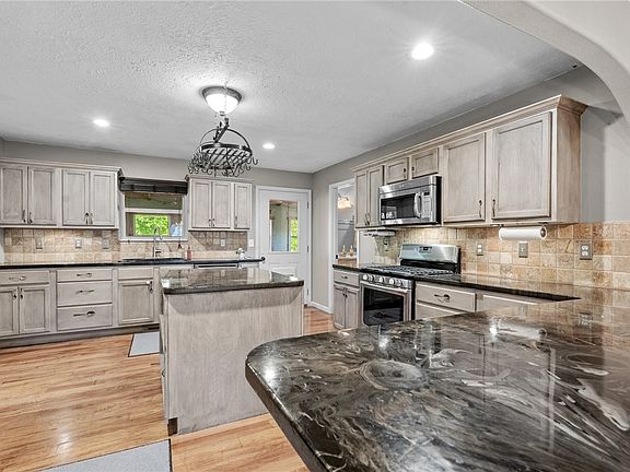 3rd image of 4038 Hickenbottom Rd