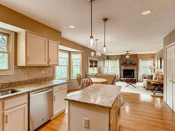 4th image of 248 Briarbend Blvd