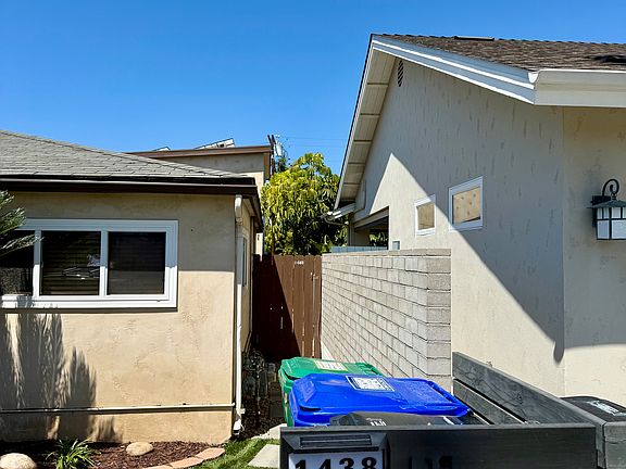 Stepping stones to house, which is through gate, behind 1436