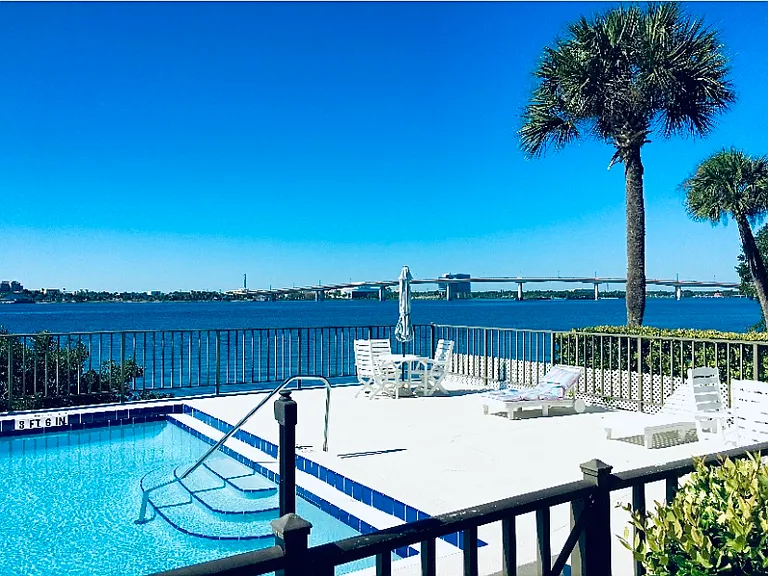 944 S Peninsula Dr — Photo 1