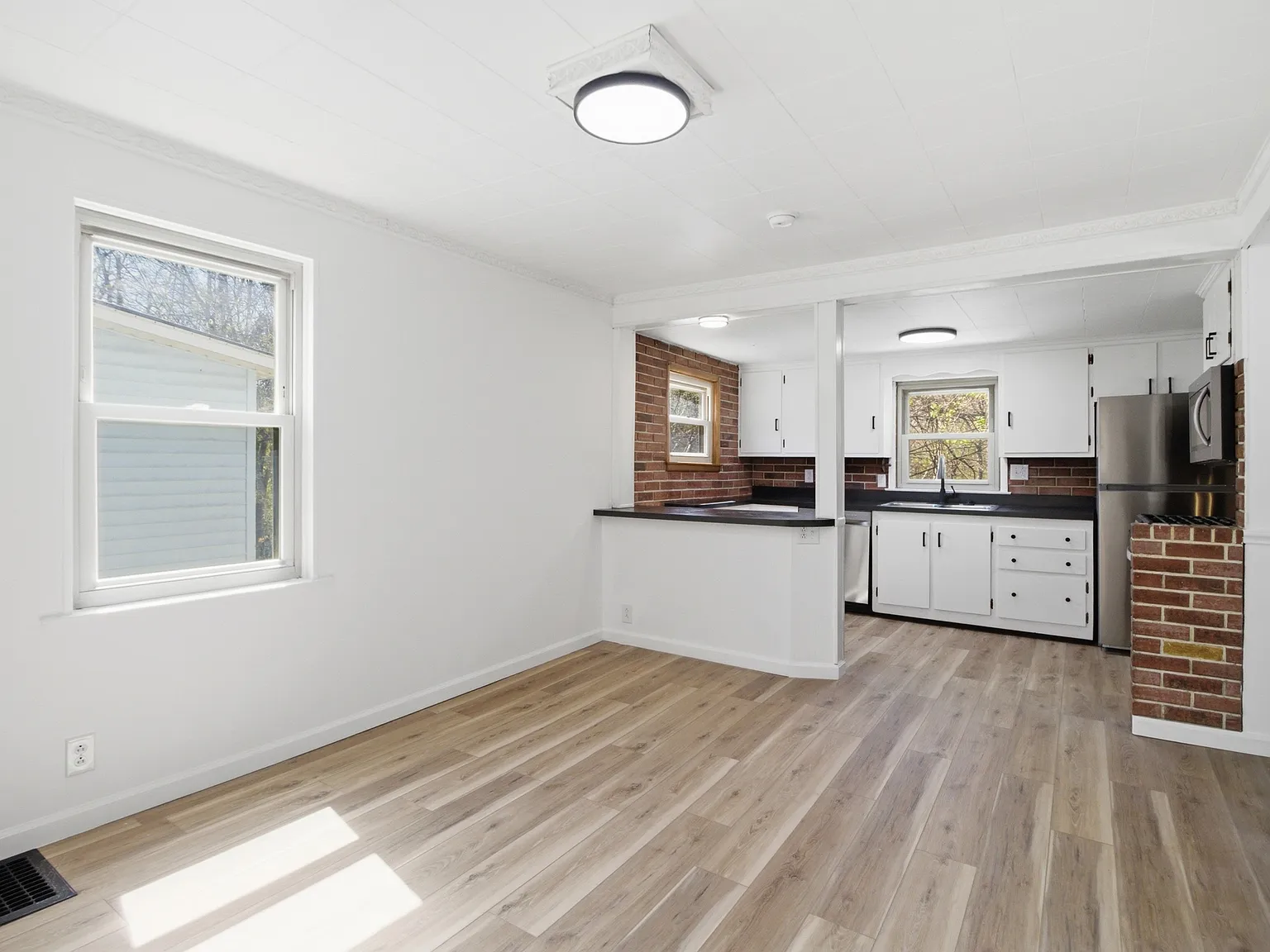 3 bed, 1.5 bath, 1020 sqft, $1,350 — Photo 2