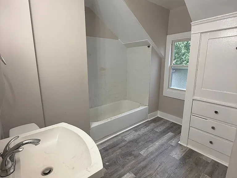 13810 Bartlett Ave — Photo 3