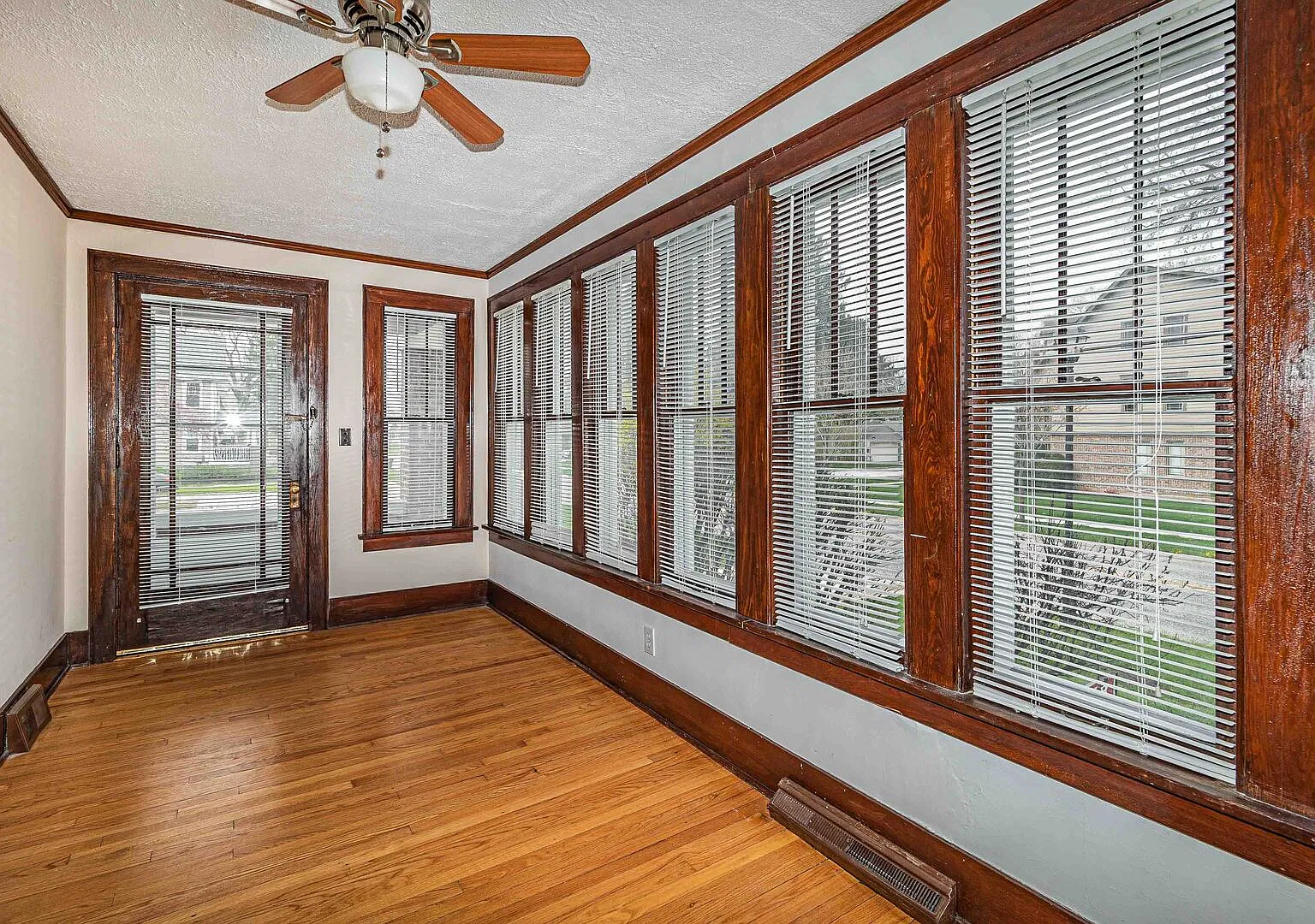 2 bed, 2.5 bath, 1600 sqft, $2,400 — Photo 2
