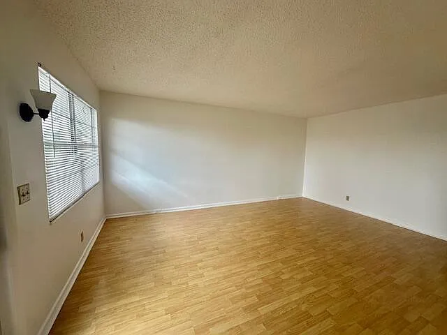 3063 Ainslie #D — Photo 5