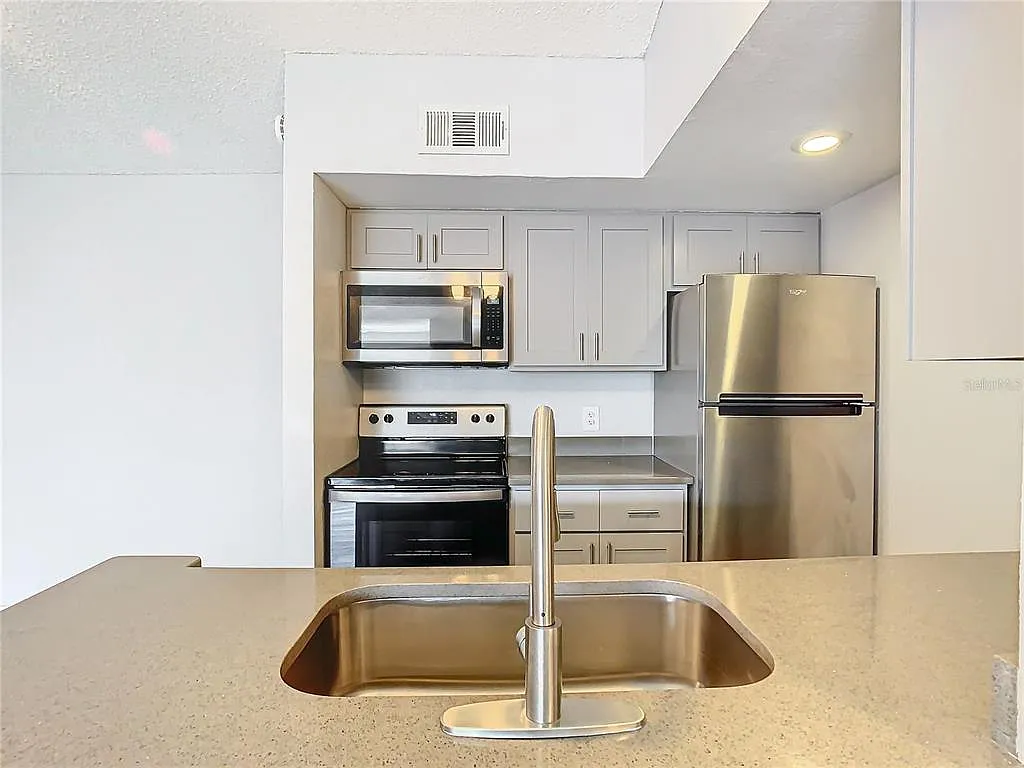 2 bed, 2.0 bath, 1028 sqft, $1,690 — Photo 4