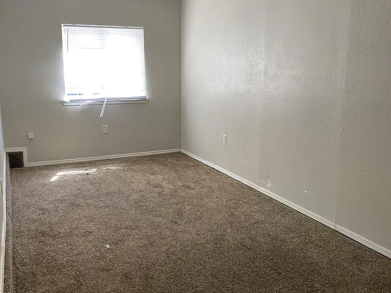 429 E Hillcrest Ln — Photo 20