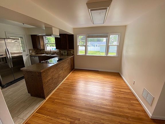 3rd image of 4 Barber Ave