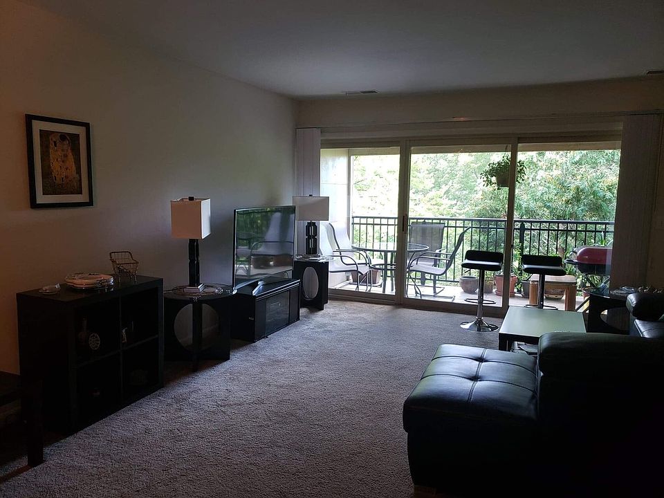 2nd image of 2481 Lancashire Dr APT 2B