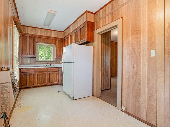 5th image of 209 E Pine St